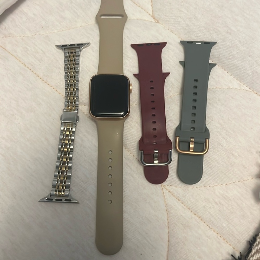 Rose Gold Apple Watch SE 40 mm